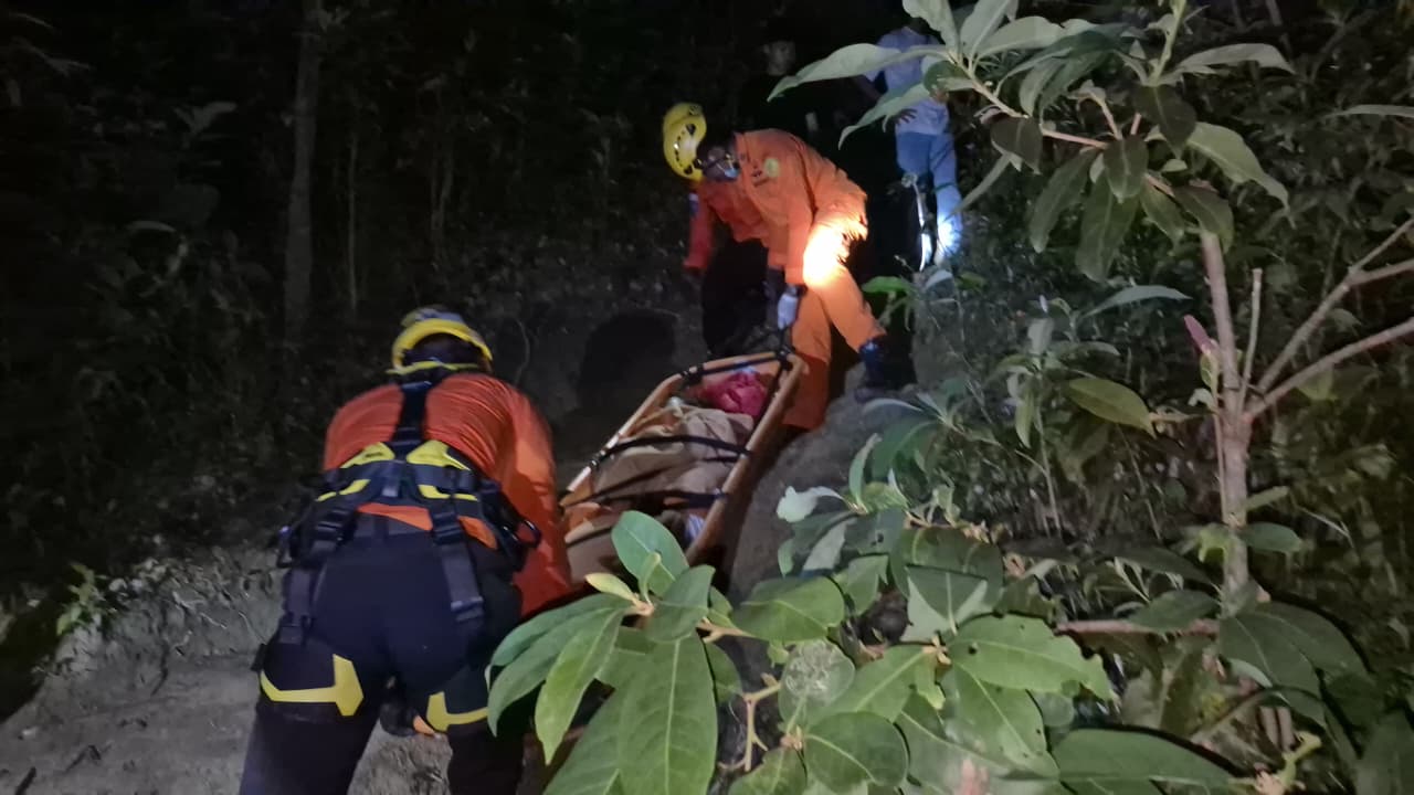 Tim SAR Gabungan Berhasil Evakuasi Pendaki yang sesak nafas di Bukit Pau, Bangka Tengah