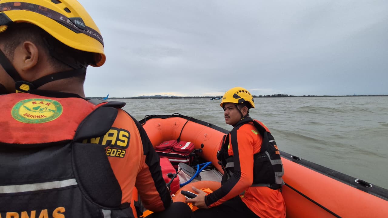 KAPAL KARAM DI PERAIRAN KARANG MERAH, NELAYAN ASAL PANGKALPINANG DITEMUKAN SELAMAT.