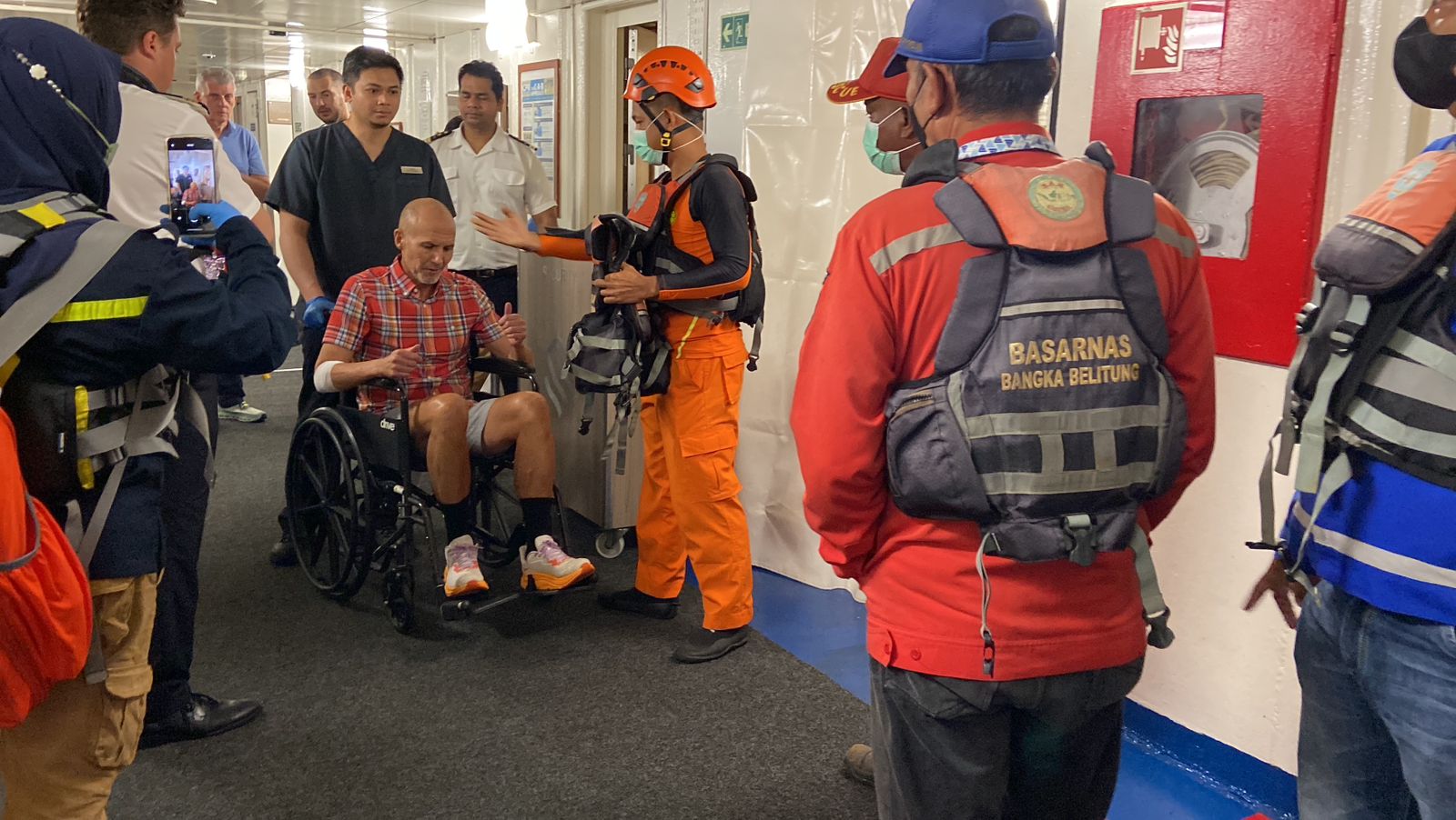 Tim SAR Gabungan Evakuasi Penumpang MV Silver Cloud di Perairan Belitung.