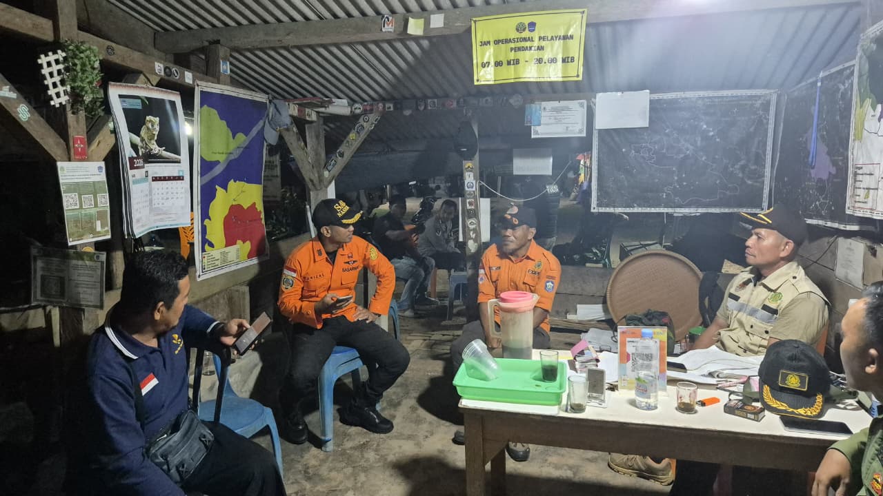 Tim SAR Gabungan Cari 4 Remaja Tersesat di Bukit Maras