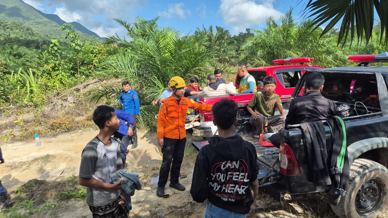 Tim SAR Gabungan Berhasil Temukan 4 Remaja Tersesat di Bukit Maras, Satu Korban Alami Cedera Kaki