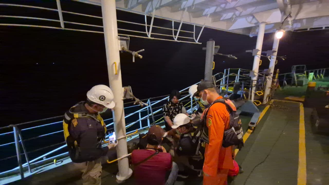 Tim SAR Gabungan Evakuasi ABK MV Jacob Oldendorff di Perairan Tanjung Pandan