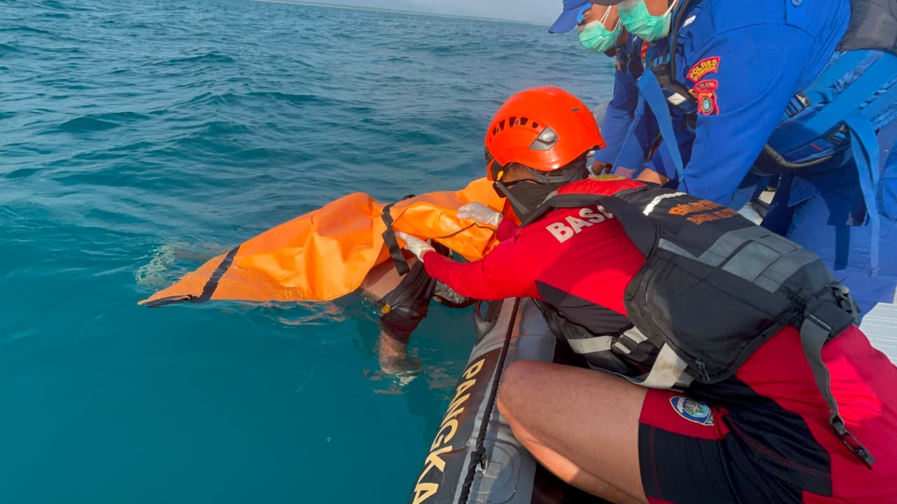 Satu ABK KM Kenanga Indah Ditemukan Meninggal Dunia, Tim SAR Gabungan Lakukan Evakuasi