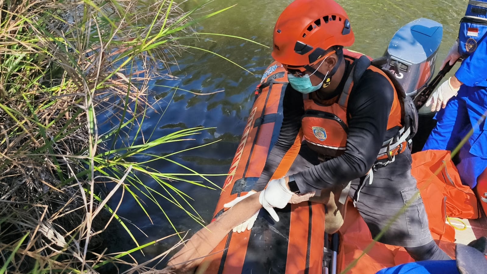 TIM SAR GABUNGAN BERHASIL TEMUKAN PENCARI UDANG YANG DITERKAM BUAYA DI BELITUNG TIMUR