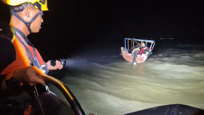 Tim SAR Gabungan Berhasil Evakuasi 4 ABK Kapal Nelayan di Perairan Air Anyir.