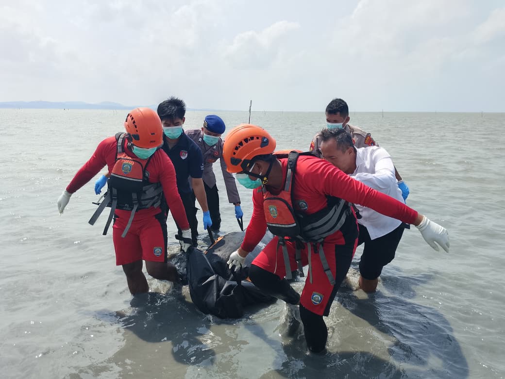 Tim SAR Gabungan Evakuasi Dua Jenazah Tanpa Identitas di Pesisir Bangka Selatan